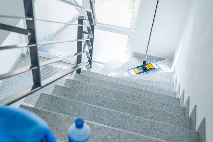 Gepflegtes Treppenhaus mit mehreren Treppenläufen
